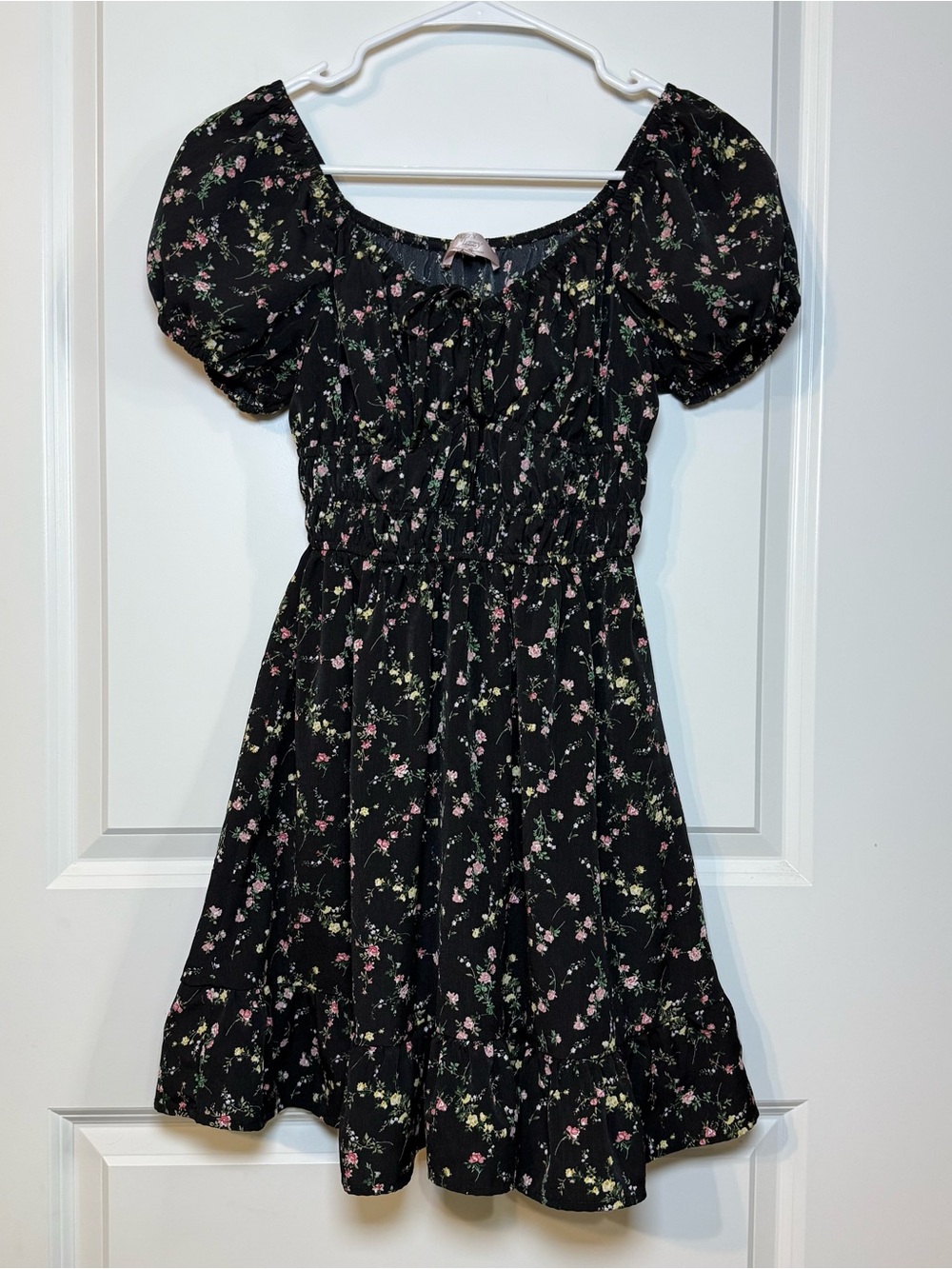 Dizzy Lizzy Women’s Black Floral Puff Sleeve Smocked Mini Dress Size Medium Cott
